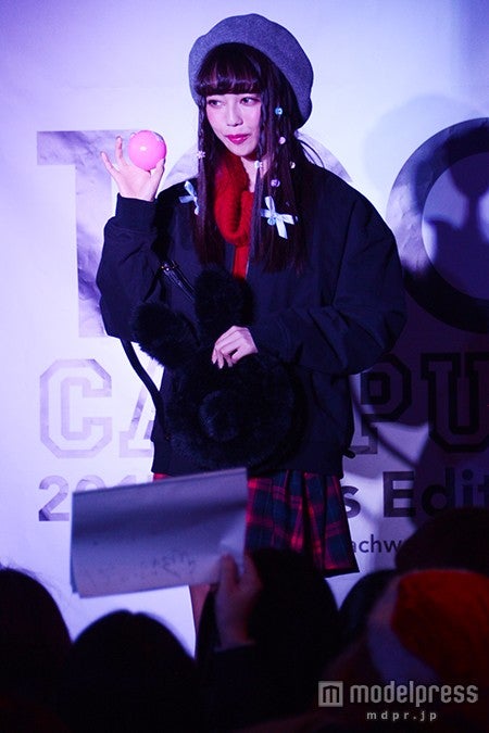 中村里砂、赤×黒のカジュアルプレッピー キュートな笑顔振りまく