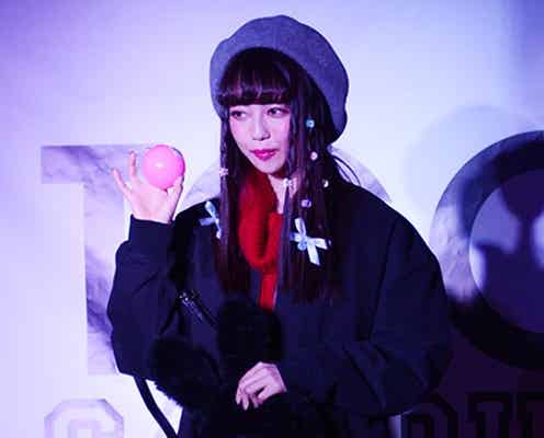 中村里砂、赤×黒のカジュアルプレッピー キュートな笑顔振りまく