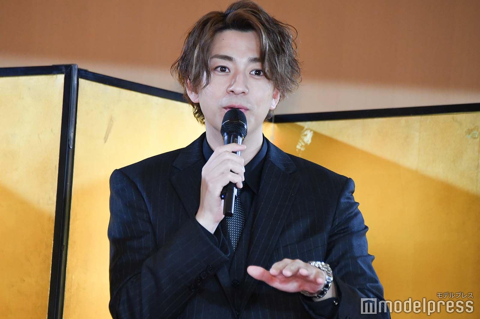 八木勇征の食べる量の多さを熱弁する三浦翔平（C）モデルプレス