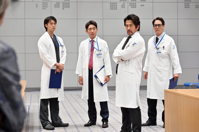 竹内涼真、小泉孝太郎、内野聖陽、橋本さとし「ブラックペアン シーズン2」第4話より(C)TBS