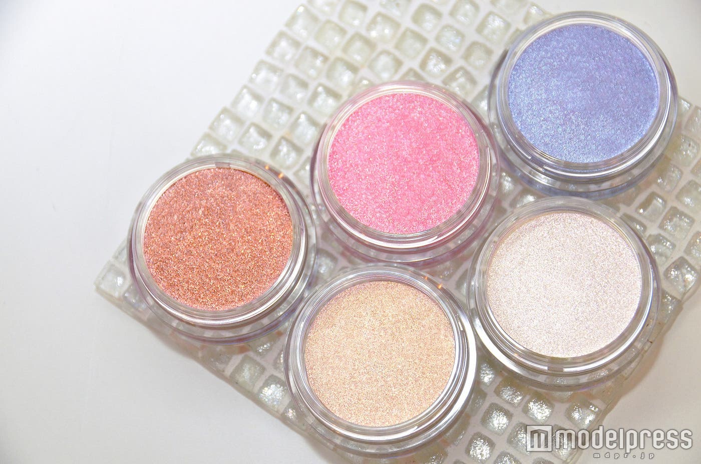 ウオーターバームシャドー(左上段から)BR373、PK274、BL275、(左下段から)BE972、WT971 (C)モデルプレス