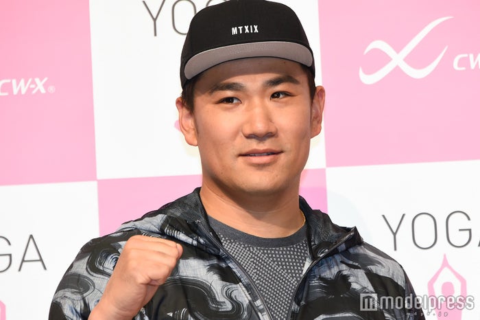 里田まい 胸元大胆黒ドレスで夫 田中将大と2ショット 素敵すぎ と反響 モデルプレス