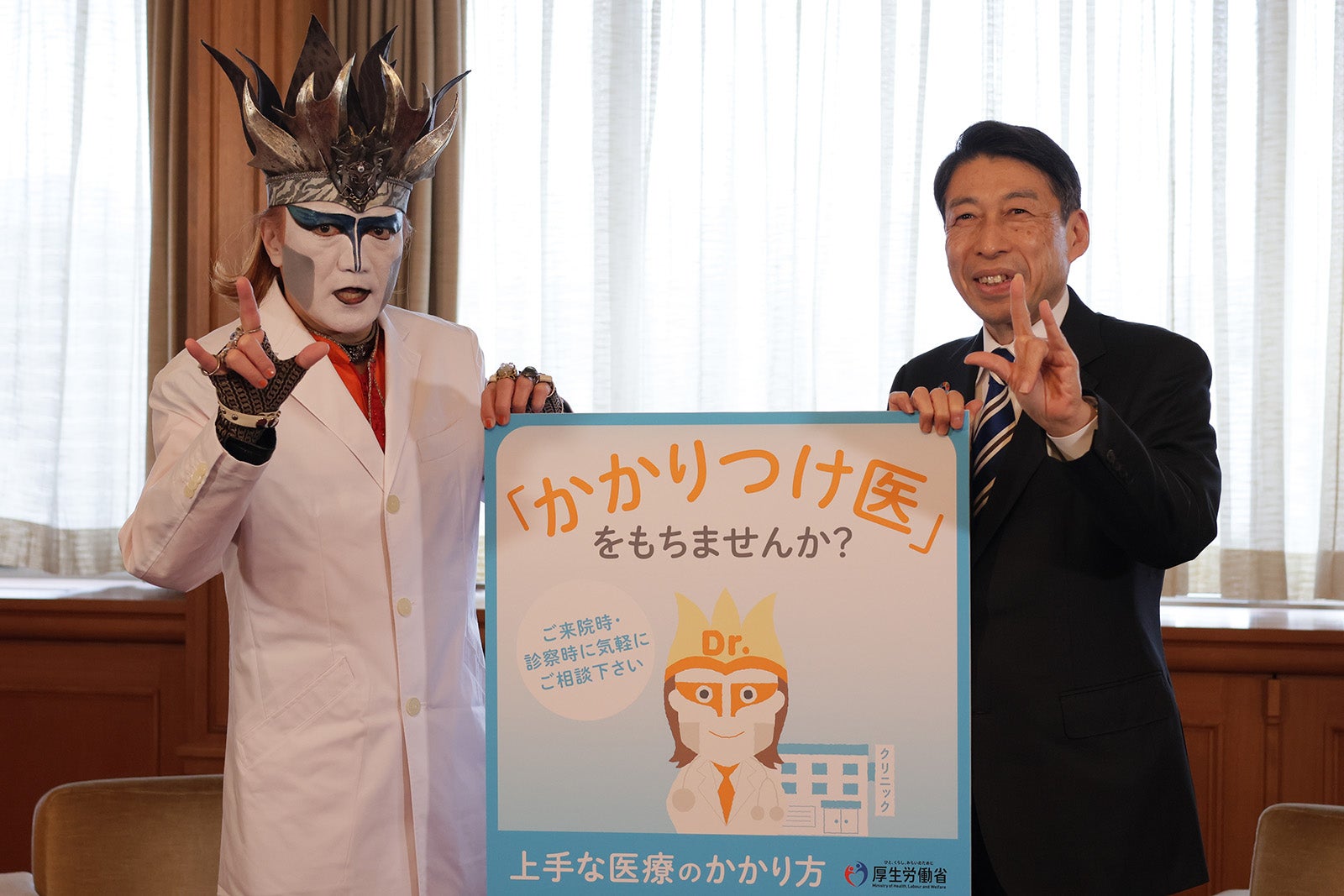 デーモン閣下、服部誠太郎福岡県知事（提供写真）