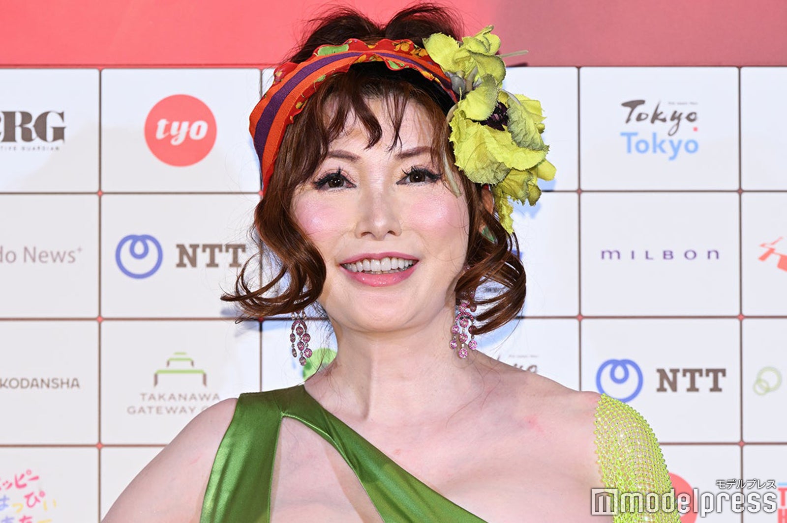 叶美香「ワンピース」ハンコックのコスプレ姿で圧巻ボディ披露「再現度高すぎ」「完璧」と絶賛相次ぐ