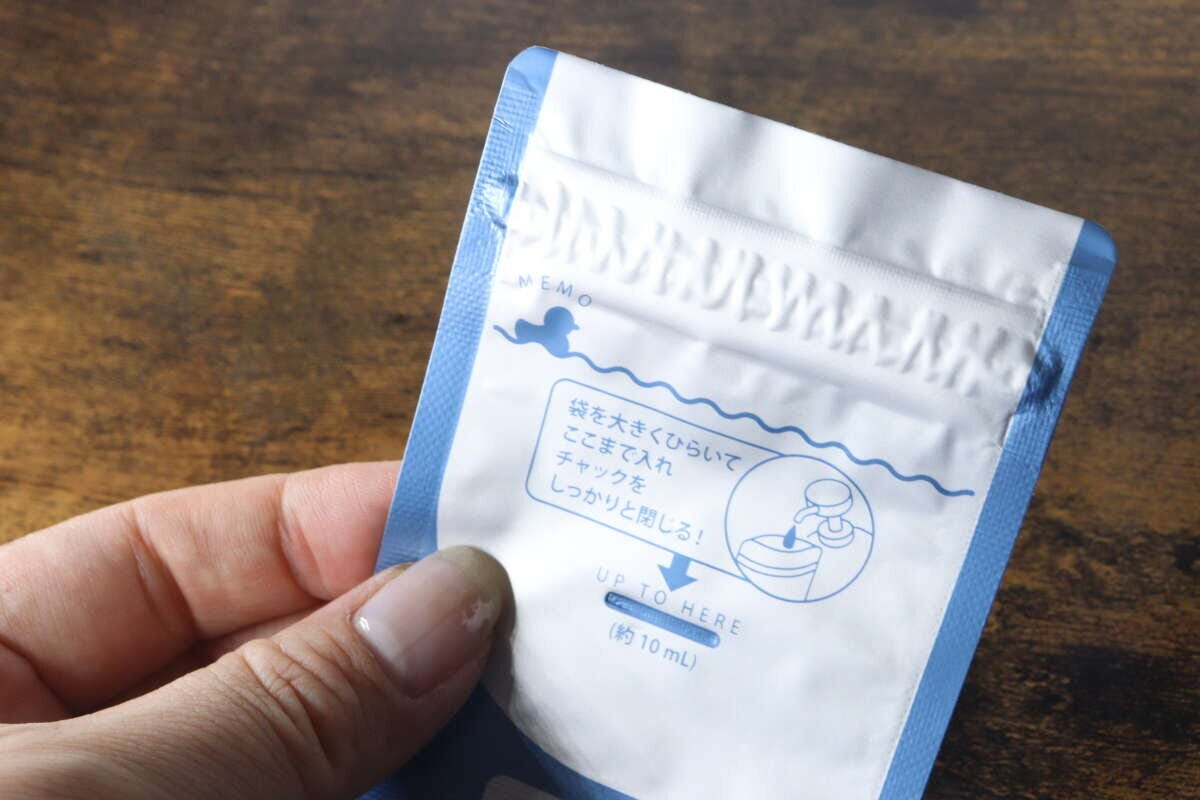 frospa詰め替えパウチのチャック部分と約10mLの目盛り