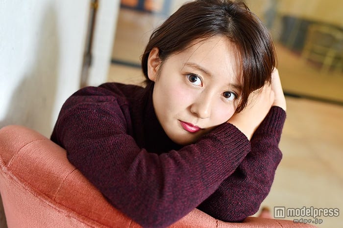 私服姿でも撮影に応じた生田佳那(C)モデルプレス