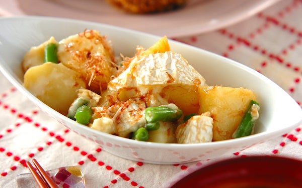 かつお節のアクセントが病みつきに！　ジャガイモのチーズ和え