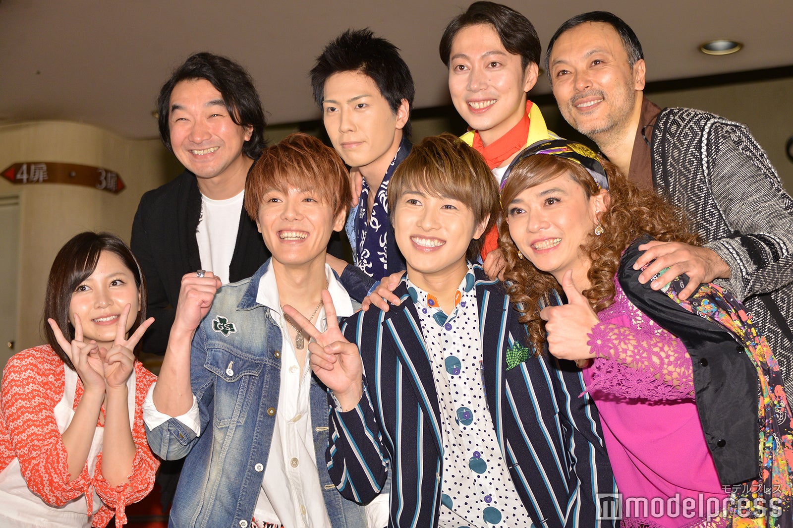 ポスター同様のセルフィー風ショットで撮影！（前列左から）岩田華怜、室龍太、松本幸大、石垣佑磨（後列左から）池田テツヒロ、早乙女友貴、金田哲、石橋徹郎（C）モデルプレス