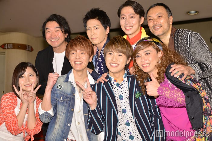 ポスター同様のセルフィー風ショットで撮影!(前列左から)岩田華怜、室龍太、松本幸大、石垣佑磨(後列左から)池田テツヒロ、早乙女友貴、金田哲、石橋徹郎(C)モデルプレス