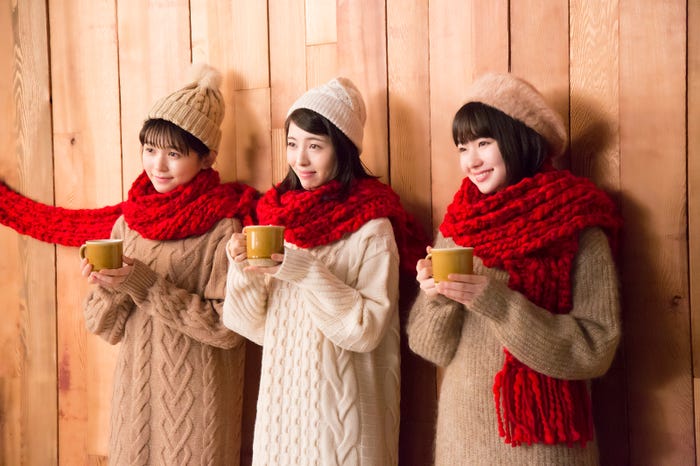 (左から)久間田琳加、浜辺美波、山田杏奈/新CMメイキングカット(提供画像)