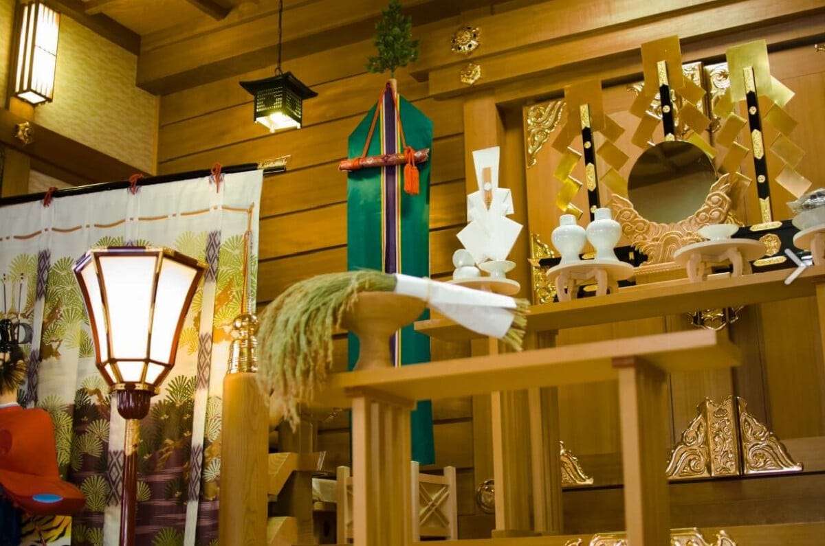 八柱の神々を祀る本殿（写真提供：新川皇大神社）