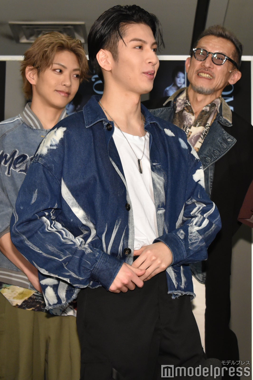 勝負パンツを見せようとする長谷川慎 （C）モデルプレス