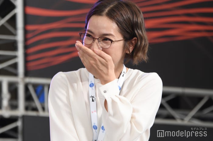 渡辺翔太の胸キュンセリフに爆笑する中村アン(C)モデルプレス