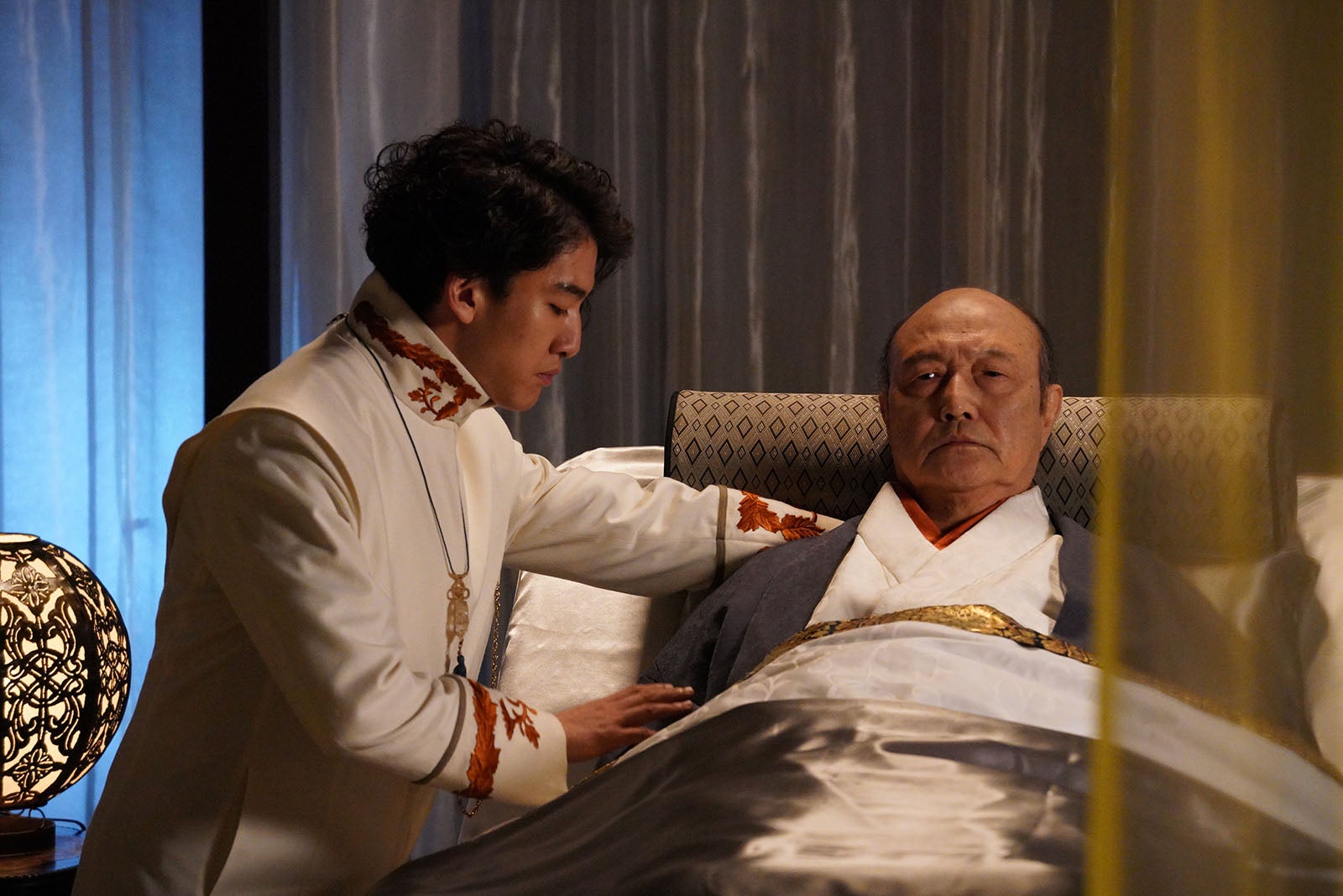 尾上右近、石橋蓮司（C）2023映画『わたしの幸せな結婚』製作委員会