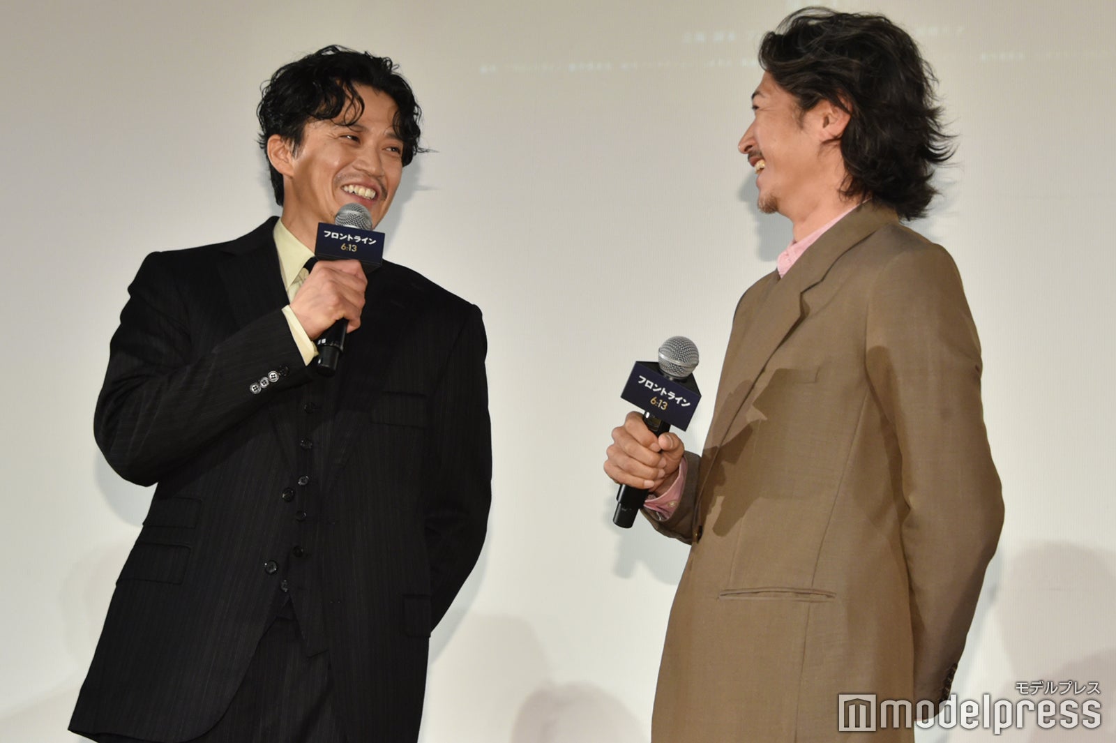 窪塚洋介（右）にツッコまれる小栗旬（左）（C）モデルプレス