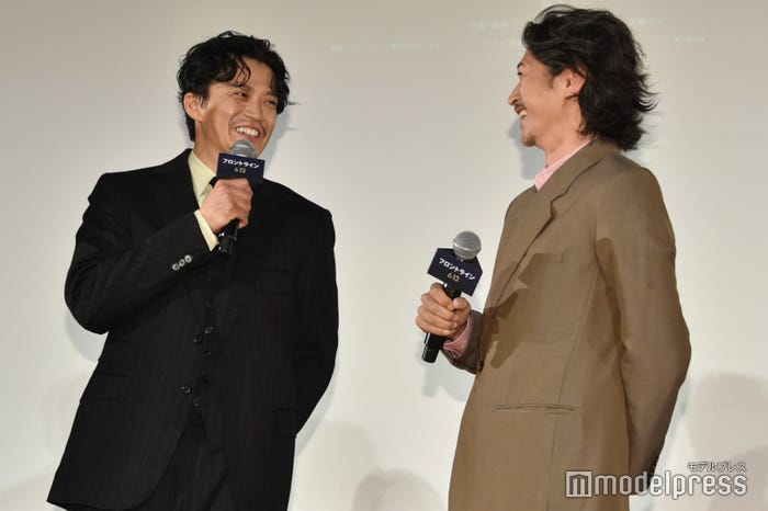 窪塚洋介(右)にツッコまれる小栗旬(左)(C)モデルプレス