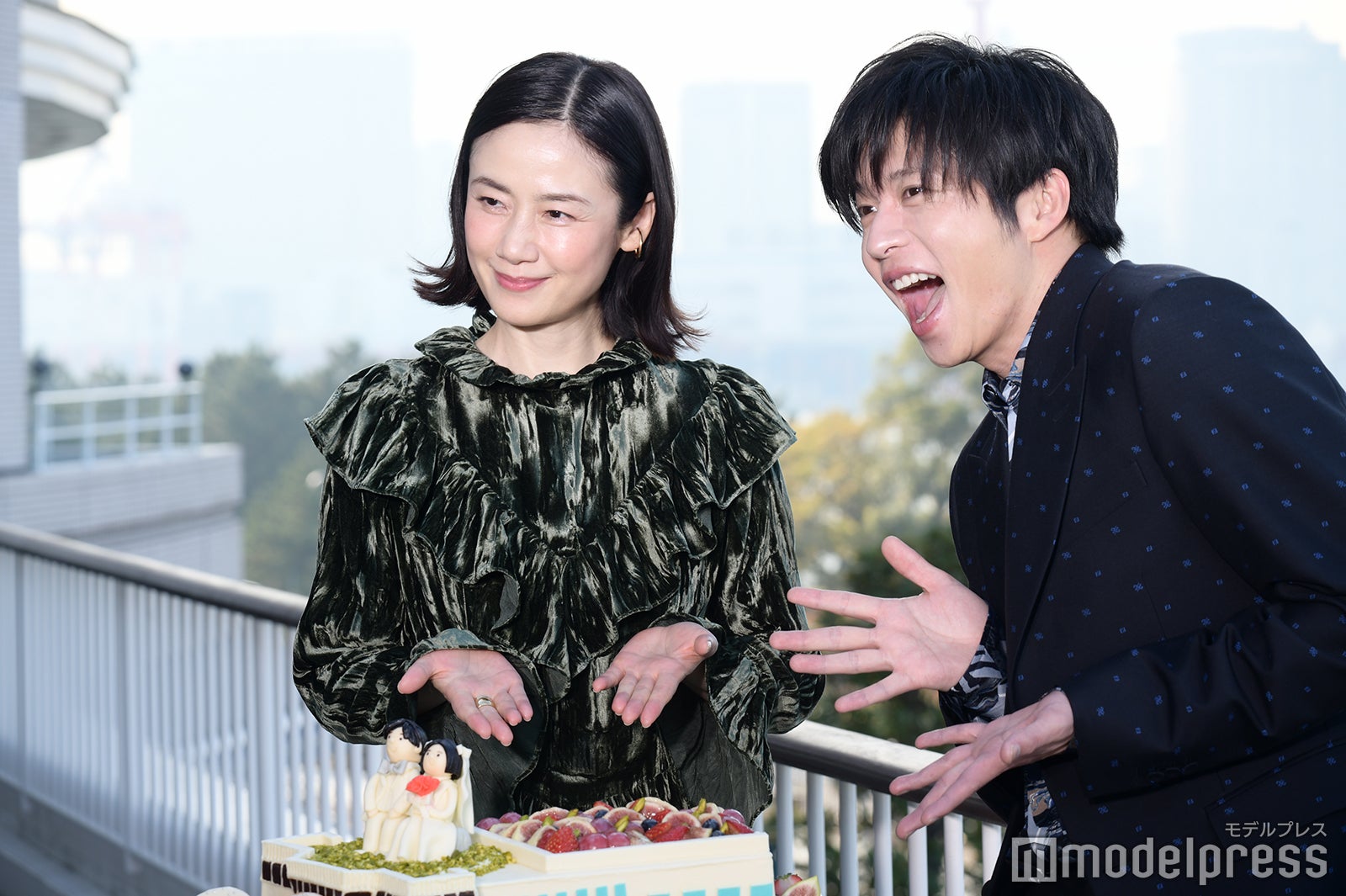 バースデーケーキとともにフォトセッションに応じる原田知世、田中圭 （C）モデルプレス