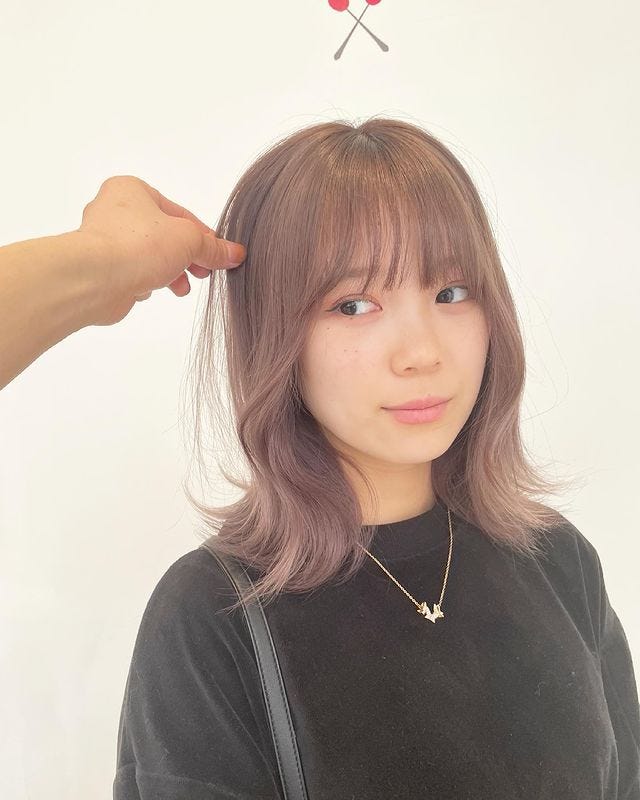 22年ヘアカラーはピンクベージュに注目 明るめ 暗めのおしゃれな髪色15選 モデルプレス