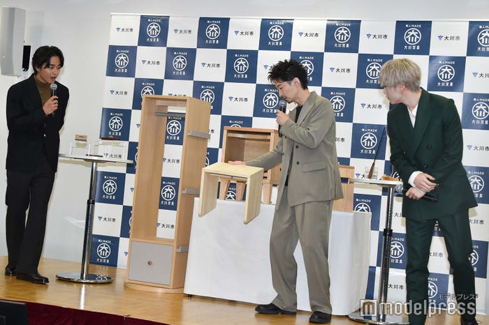 EXILE MAKIDAIのプロデュースグッズに興味津々の佐藤寛太&藤原樹 (C)モデルプレス