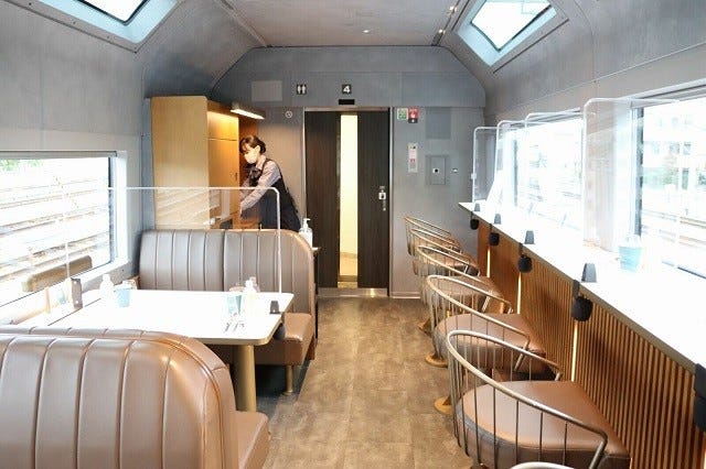 カフェテリアは海側がカウンター席、山側がテーブル席