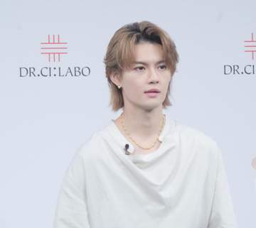 佐野勇斗 サービス精神旺盛に次々ヒット曲ポーズ披露、拍手起こり思わず照れ笑い 書道6段の実力も披露