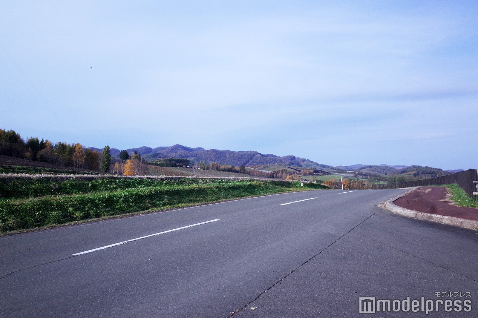 景色が開けていて、思わずドライブに出かけたくなる富良野の道（C）モデルプレス