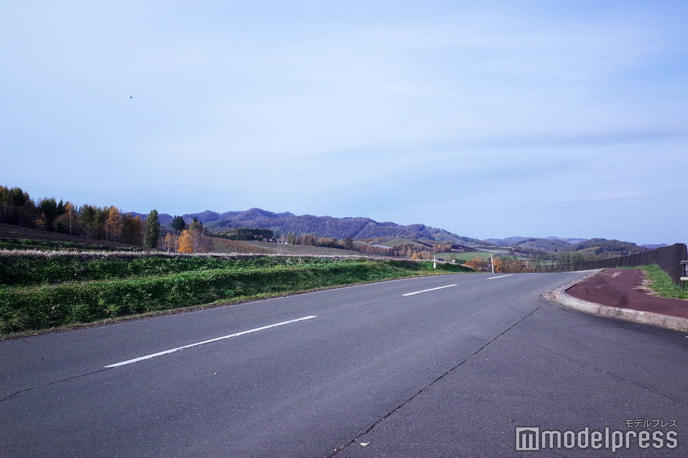 景色が開けていて、思わずドライブに出かけたくなる富良野の道（C）モデルプレス