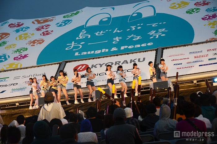 豪雨の中、笑顔でパフォーマンスをするRev.from DVLのメンバー/「Kawaiian TV アイドルライブスペシャル in 島ぜんぶでおーきな祭」出演時