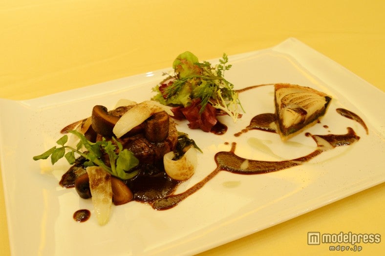 ビーフテンダーロインのグリル　ケールとポータベッラマッシュルームのソテー洋ナシとビーフテールのタルト