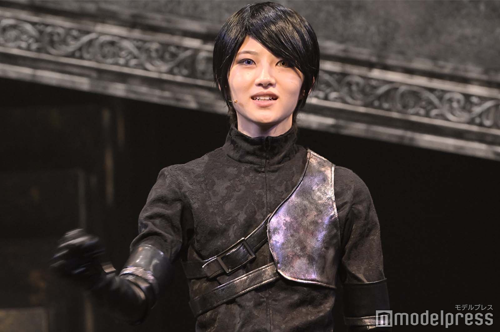 身振り手振りで力いっぱい話す若月佑美 （C）モデルプレス