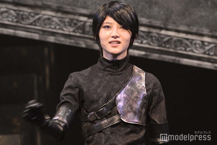 身振り手振りで力いっぱい話す若月佑美 (C)モデルプレス