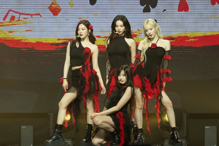 aespa、全員赤リップで圧巻オーラ ニンニンはMCも担当「すごく緊張」＜KCON HONG KONG 2024＞