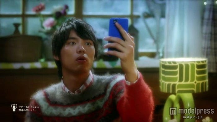 au新CM「800MHz/トビラ篇」に出演する福士蒼汰