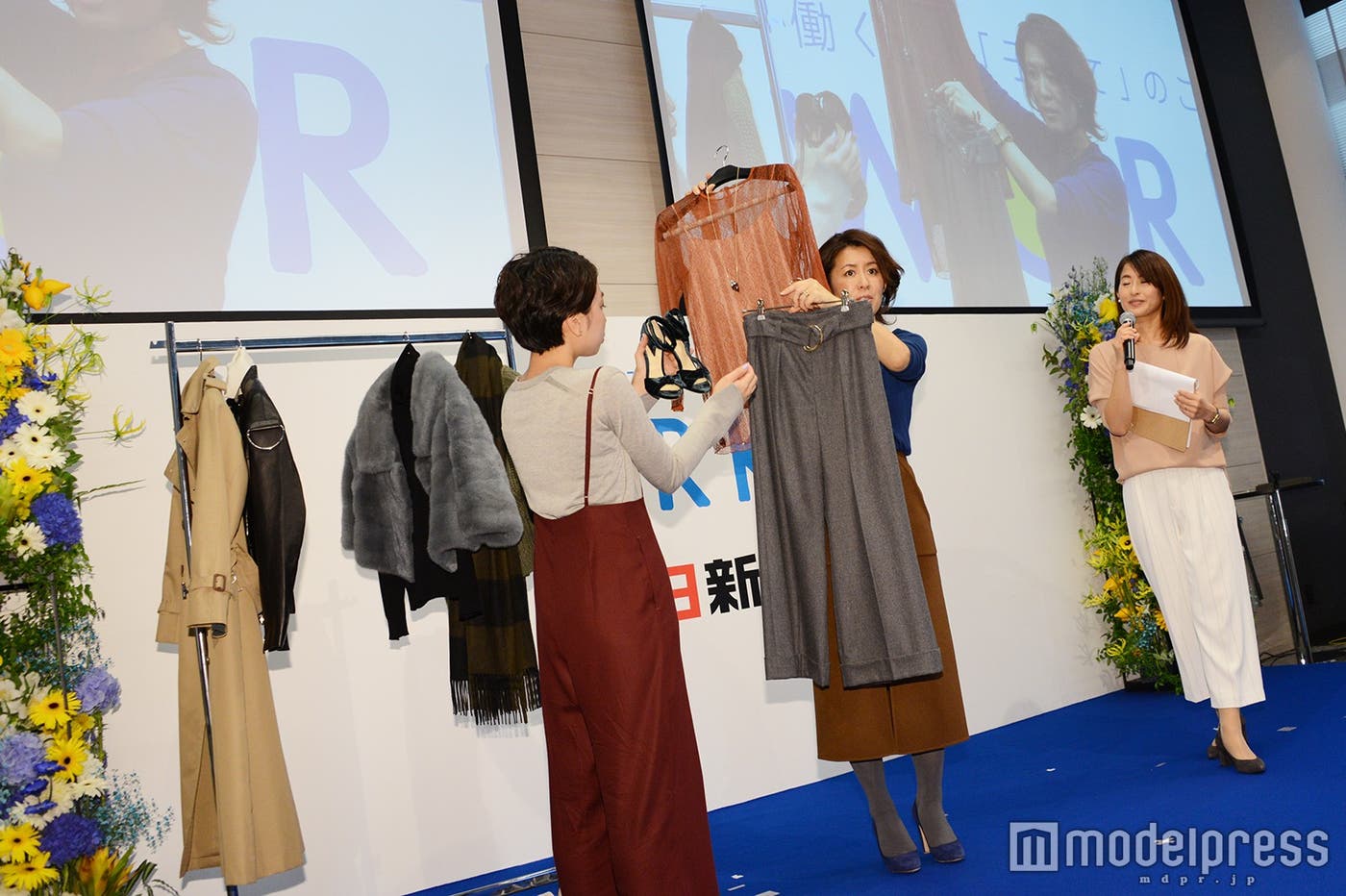 シースルーのトップスを合わせるとエレガントに/スタイリスト・大草直子氏(真ん中)(C)モデルプレス