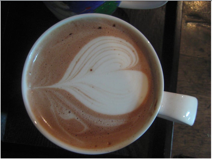 自慢のカフェラテ／「sanmotoonge」オフィシャルサイトより