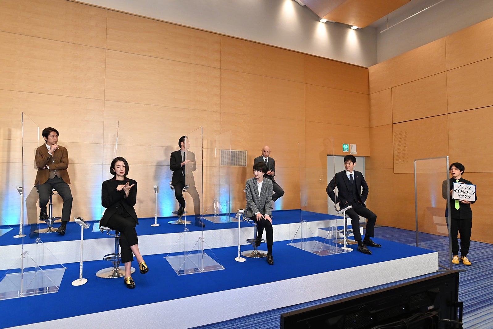 谷原章介、鈴木京香、遠藤憲一、波瑠、山内圭哉、沢村一樹（C）テレビ朝日