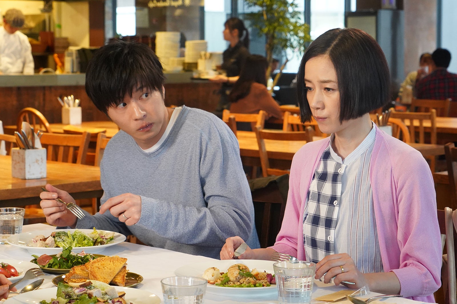 田中圭、原田知世／「あなたの番です」第5話より（C）日本テレビ