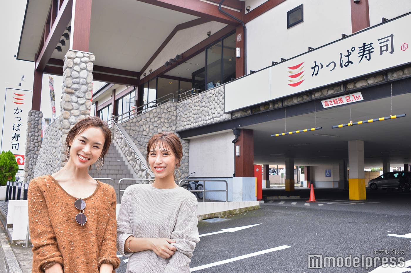 (左から)小林有里さん、山田千尋さん (C)モデルプレス