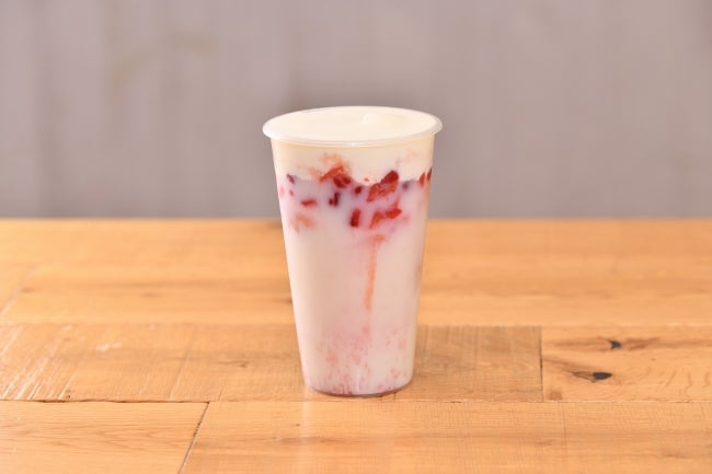 （緑茶）チーズミルクティー ¥530、ストロベリー ¥100／画像提供：FORTUNER JAPAN
