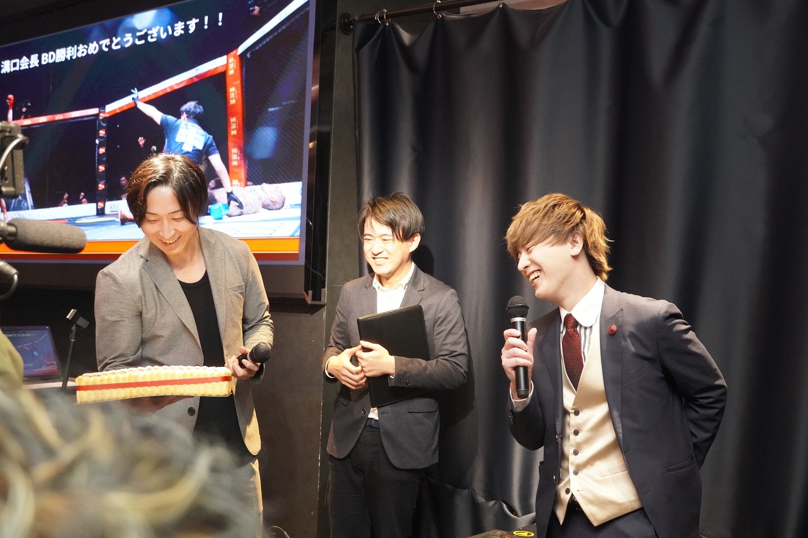 挨拶の後にヴァンビからサプライズケーキを贈られ、笑顔を見せる溝口勇児（提供写真）