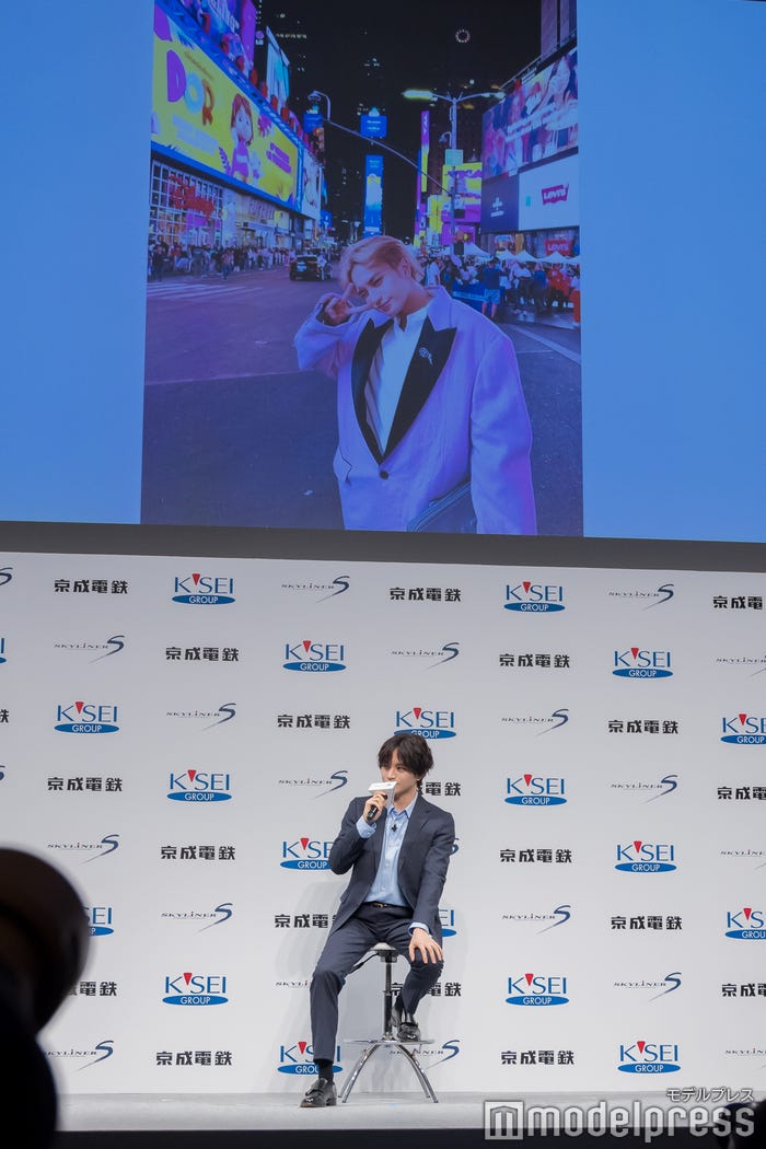 海外旅行で撮影した金髪姿の中島健人(C)モデルプレス