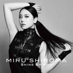 白間美瑠デビューシングル「Shine Bright」通常盤ジャケット写真（提供写真）
