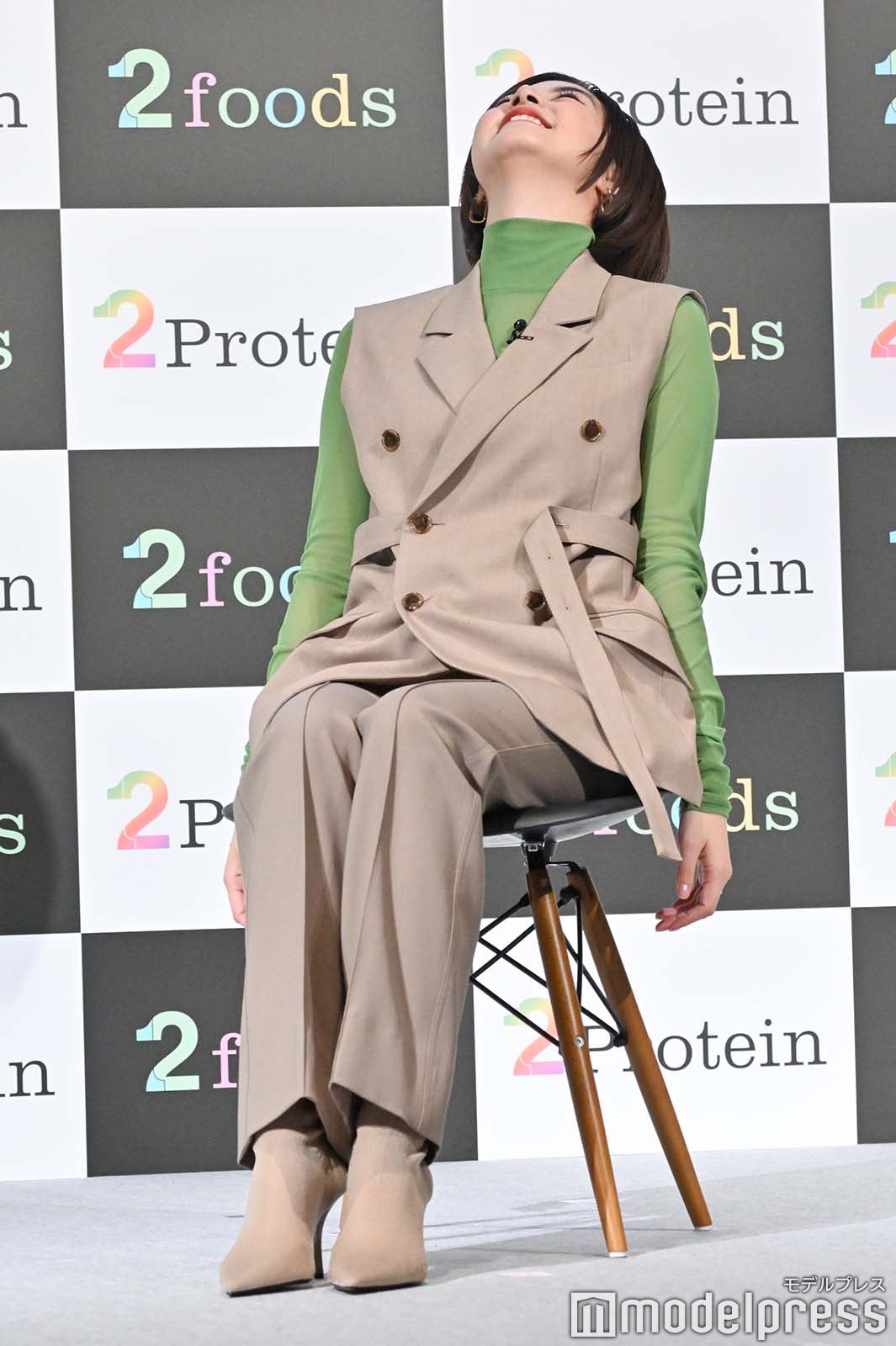 エクササイズをしながら質問に答える池田エライザ（C）モデルプレス