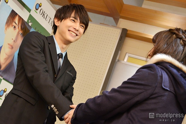 ファンと笑顔で握手