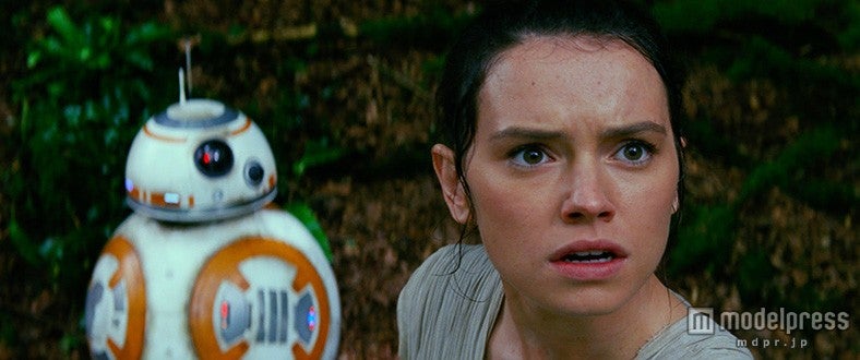 レイとBB-8（C）2015Lucasfilm Ltd．＆TM．All Rights Reserved