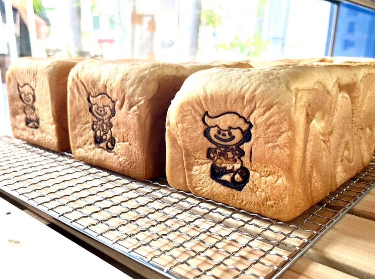 石垣島の牛乳を練りこんだ「みるく食パン」にもゲンキくん！