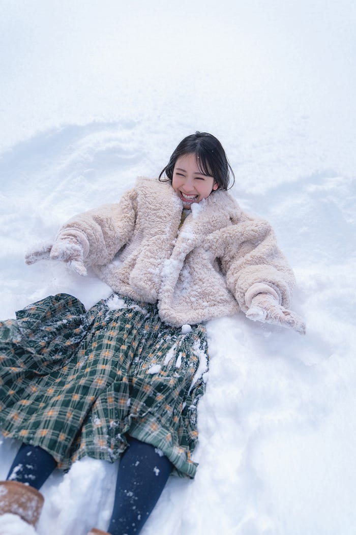 金村美玖1st写真集「羅針盤」@Loppi・HMV限定カバー版裏表紙/撮影:佐藤佑一(光文社刊)