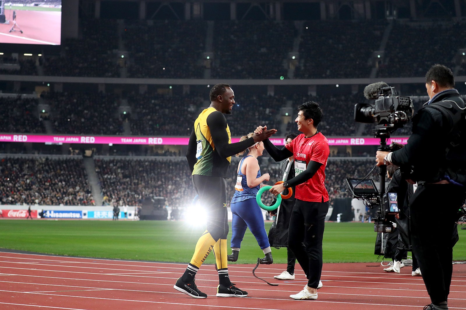 ボルト、桐生選手が握手／JSC提供