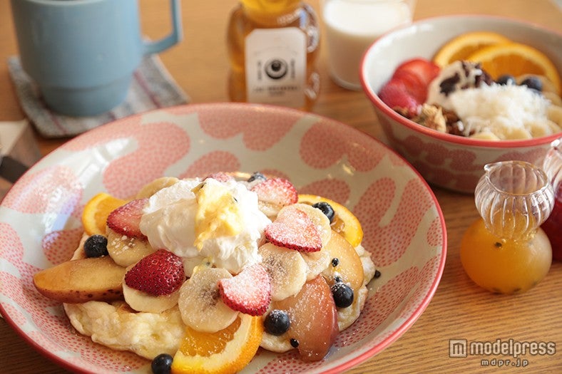 「C&amp;C BREAKFAST OKINAWA」の「スフレパンケーキフルーツスペシャル」1，400円（税抜）