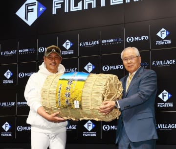 日本ハムに優勝祈願米贈呈 新庄監督「いっぱい食べさせてもらいます」地元の米農家が生産「ゆめぴりか」贈られ